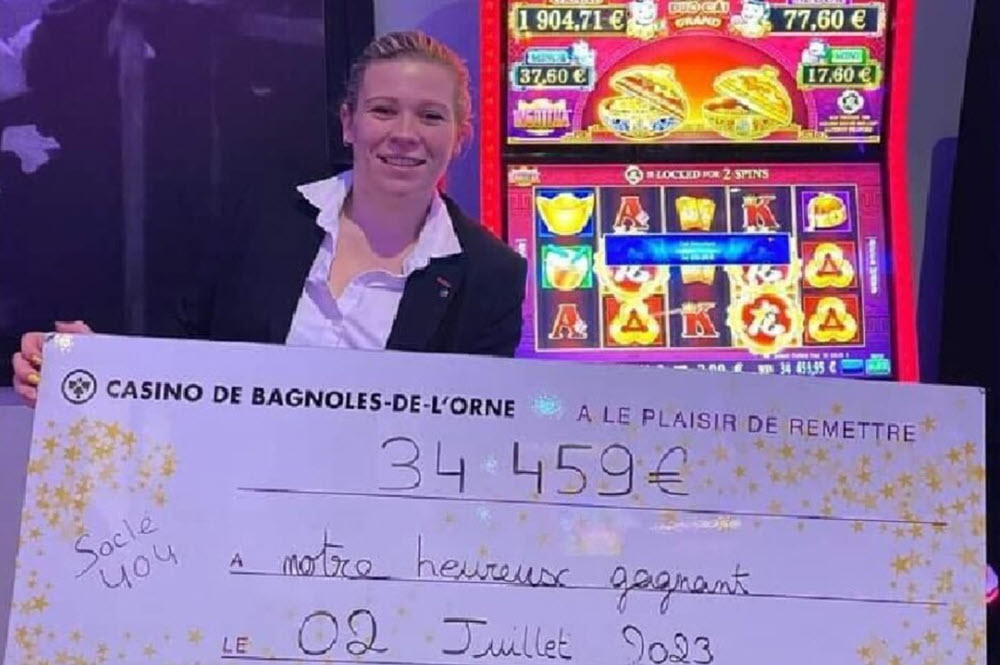 Le chèque factice représentant le gain de 34 000€ remporté au casino JOA de Bagnoles de l'Orne