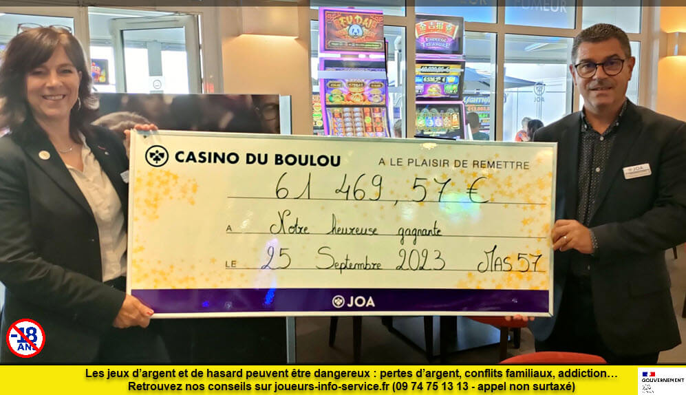 Le chèque de gratification pour le gagnant du Casino du Boulu de 61 000€